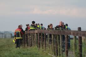 Er wordt druk gezocht naar de oorzaak van de dijkdoorbraak in reeuwijk, vanmorgen. Zjagdmkrt0xsqm