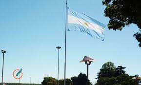En la ciudad de rosario, provincia de santa fe (argentina) se encuentra el monumento histórico nacional a la bandera argentina, donde manuel belgrano iza la bandera argentina por primera vez, como símbolo de libertad e independencia de todos los argentinos. Belgrano Rosario Y El Cielo La Bandera Argentina Y Su Primer Izamiento