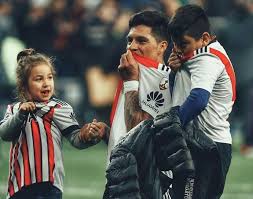 Las cámaras de fox sports mostraron el preciso momento en que el mediocampista argentino. Enzo Perez El Jugador River Plate El Mas Grande Lejos Facebook
