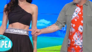 H βαλέρια κουρούπη μίλησε στην κάμερα της εκπομπή ευτυχείτε και μεταξύ άλλων αναφέρθηκε στον χωρισμός της από τον νίκο ξύδη. Xamos Sto Plato Toy Moytsina Me Toys Koiliakoys Ths Kalesmenhs Afwnos O Paroysiasths Zappit