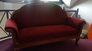 The notable features include the graceful scalloped back and flared arms. Wirklich Ein Chippendale Sofa Www Dieschatzkisteimnetz De