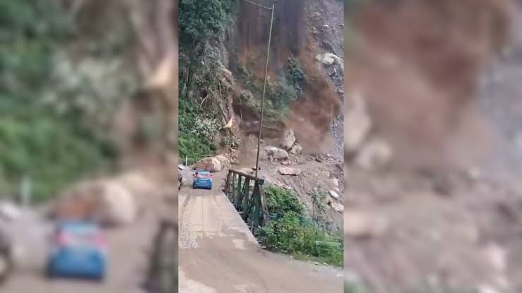 Landslide Viral Video: टूरिस्ट ग्रुप के सामने अचानक आया मौत का मंजर! पहाड़  से गिरा मलबा, वीडियो ने मचाया हड़कंप - CNBC Awaaz