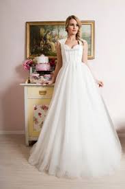 Schicke lederjacken mit dezenten stickereien und auffälligen silberknöpfen wirken elegant und zeitlos. 14 Divineidylle La Mariee 2017 Ideen Braut Dirndl Couture Brautkleider Dirndl