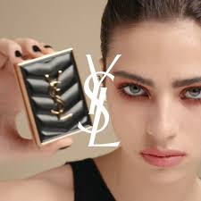 Yves Saint Laurent Beauté lance Couture Mini Clutch, un nouvel objet de  désir couture qui imprime son style avant même de dévoiler ses couleurs.  Élégante et avant-gardiste, les palettes ton-sur-ton ...