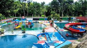 Selain menawarkan panorama alam yang indah, di lokasi waduk ini juga sudah tersedia beraneka macam wahana wisata mulai dari spot pemancingan hingga taman bermain. 9 Tempat Wisata Kolam Renang Di Wonogiri Kapan Mau Kesana