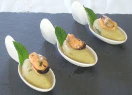 Generalmente nella categoria finger food troviamo salatini, involtini, formaggi, rustici, ma a volte anche cibi come patatine fritte, hot dog, frutta e persino la pizza vengono considerati tali. Aperitivi E Finger Food Armonia In Tavola