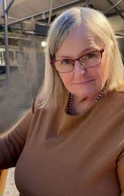 Lorraine Rowell's Instagram, Twitter & Facebook