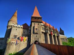 Aici se află rămăşiţele unei cetăţi dacice şi ale unui cimitir antic de copii, iar în apropierea lor a fost clădit castelul corvinilor. NumÄƒr Record De TuriÈ™ti La Castelul Corvinilor Din Hunedoara In Acest An