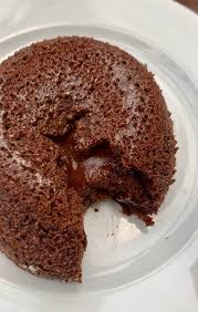 Sofort nach dem backen mit einem messer den kochen aus der form lösen und auf einen teller stürzen. Schokokuchlein Mit Flussigem Kern Baking Barbarine