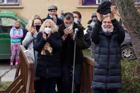 Mari törőcsik (born 23 november 1935) is a hungarian stage and film actress. Az Ablakon Keresztul Koszontottek Fel Torocsik Marit Velemi Otthonanal A Nemzeti Szinhaz Tagjai Ugytudjuk Hu