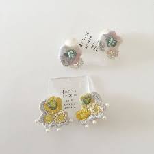 春になったらまた こようね ピアス イヤリング クリスマスプレゼントを考えると 私はすっかりお母さん目線で 年頃になった娘にあげたいなと 想像し制作したのですが 大好きな方との約束として お渡 bead embroidery jewelry fabric jewelry textile