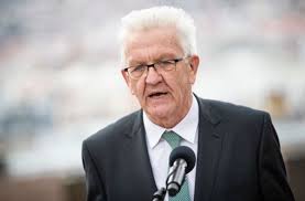 Die frau neben robert habeck steht dabei weit weniger im mittelpunkt als er selbst, ihre politischen ideen sind deshalb aber nicht weniger kritikwürdig! Annalena Baerbock Nominiert Wie Winfried Kretschmann Uber Die Grune Kanzlerkandidatin Denkt Baden Wurttemberg Stuttgarter Zeitung