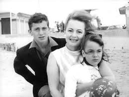 Olivia Dehavilland And Her Children Benjamin And Gisele In 2020 Olivia De Havilland De Havilland Old Movie Stars