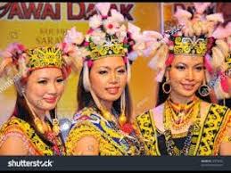 Iban terkenal untuk mengamalkan pengembangan memburu kepala (atau dalam bahasa iban ngayau) dan masyarakat iban hari ini menjadi semakin perbandaran sementara mengekalkan kebanyakan warisan dan budaya kaum iban menyambut perayaan yang di kenali sebagai perayaan hari gawai. Lagu Iban Slamat Ari Gawai Tino Ame Sarawak Youtube