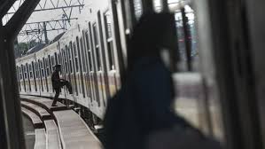 Sebanyak lima direksi diganti langsung, termasuk direktur utama. Ribuan Karyawan Kai Ancam Mogok Kerja
