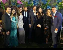خلعت هنادي الكندري الحجاب مع دخولها العالم الفني في نهايات العام 2011، فتغيرت إطلالتها بشكل ملحوظ ولافت، واعتمدت من بعدها. Ø¥Ø·Ù„Ø§Ù„Ø§Øª Ù„Ø§ÙØªØ© Ù„Ù„Ø£Ù†Ø¸Ø§Ø± Ù„Ù„Ù†Ø¬Ù…Ø§Øª Ø¨Ø­ÙÙ„ Ø²ÙØ§Ù Ù‡Ù†Ø§Ø¯ÙŠ Ù…Ù‡Ù†Ù‰ Ø£Ø®Ø¨Ø§Ø± ØµØ­ÙŠÙØ© Ø§Ù„Ø±Ø¤ÙŠØ©