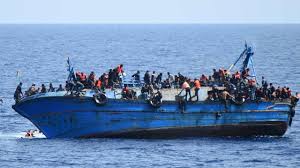 https://static.lexpress.fr/medias_10946/w_1561,h_1171,c_crop,x_362,y_0/w_640,h_358,c_fill,g_center/v1564083419/photo-fournie-le-25-mai-2016-par-la-marine-italienne-montrant-un-bateau-de-migrants-sur-le-point-de-faire-naufrage-au-large-de-la-cote-libyenne_5604487.jpg