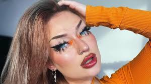 Schmerzhaft": Naomi Jon lässt sich ein Arschgeweih stechen