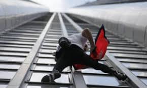 Федерация альпинизма и скалолазания таганрога. German Police Detain French Spiderman After Frankfurt Feat Alain Robert The Guardian