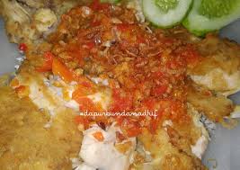 Ayam geprek sambal matah (smashed crispy fried chicken with balinese spicy shallot salsa) 0 reviews ayam geprek is a popular indonesian dish consisting of fried chicken which has been crushed and mixed with spicy sambal. Langkah Mudah Menyajikan Menggugah Selera Ayam Geprek Sambal Bawang Resepnesia