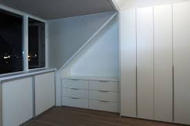 Slaapkamer Onder Het Dak Omhoog Kasten Onder Een Schuin Dak Kast Schuine Wand Zolder Schuin Dak Slaapkamer Inrichten