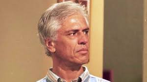 História de Amor': Assunção revira o quarto de Joyce após fazer descoberta