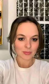 Is Lisa, like, the most gorgeous beauty ever?! I think so.