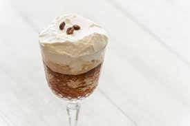 La granita siciliana, come tutte le granite, ha le stesse calorie per 100 g del sorbetto, dunque oggi la granita siciliana viene ancora fatta con il metodo tradizionale, ma solo in alcuni casi, per esempio durante i festival e le sagre dedicati alla granita come quello che si svolge ogni anno ad acireale. Granita Al Caffe Con Panna Fatta In Casa Senza Gelatiera Informacibo