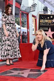 Im trainingslager von kaptän klenzendorf (sam rockwell), der von fräulein rahm (rebel wilson) und finkel (alfie allen) unterstützt wird, läuft es aber gar nicht so gut. Rebel Wilson Starportrat News Bilder Gala De