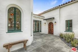 When we talking about spanish style house colors, the overall color palette should be light and reflective of the intense sun with splashes of color both in details on the physical structure as well as with landscaping. 60 Spanish Style Landscaping Ideas Photos Home Stratosphere