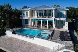 Our vacation home villa florida sun is new remodeled in a quite area of town, but close to restaurants and shopping malls.it is well furnished and has a large garage for 2 cars.from the entryw Villa Bequia Ferienvilla In Florida
