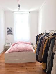 Idee Fur Eine Schlichte Wg Zimmer Einrichtung Mit Bett Und Kleiderstange Einrichtung Idee Wg Zimmer Brimnes Bett Altbauwohnung