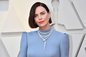 Charlize theron ретвитнул(а) vanity fair. Charlize Theron Debuts Dramatic Hair Transformation On The Oscars Red Carpet