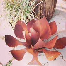 Sou flor de aço no espaço nesse concreto o meu pedaço no meu orgulho me entrelaço a cada passo eu me refaço. Flor De Aco Corten Decoracao Artesanal Flores De Aco Flores