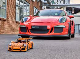 La porsche 911 gt3 rs è basata sulla 911 gt3, ma come suggerisce il nome (rennen in tedesco vuole dire correre) ha una serie di accorgimenti che la rendono ancora più specifica per l'uso in pista. Lego On Twitter Lego Technic Porsche 911 Gt3 Rs Is Leaving In Full Style By Rolling Off The Porsche S World Famous Production Line In Stuttgart Check Out The Pictures Of One Of