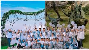 Buku tahunan adalah buku berisi foto anggota kelas dan satu angkatan denganmu di sekolah. Foto Buku Tahunan Di Tempat Kece Hasil Editannya Malah Bikin Geleng Kepala Hot Liputan6 Com