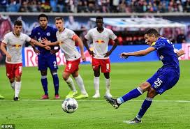 Bozdogan (31e csc), angelino (35e), orbán (45e+1) et halstenberg (80esp) pour leipzig. Rb Leipzig 1 3 Schalke Leipzig Lose Top Spot In Bundesliga As David Wagner S Side Win Daily Mail Online
