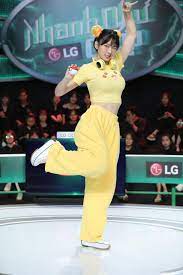 Trong chương trình kể trên, lê bống diện đồ pikachu với áo croptop bó sát, khoe vòng 1 như muốn tràn ra ngoài. Khoe Body CÄƒng Cá»±c Le Bá»'ng Pikachu Váº«n Bá»‹ Dan Tinh Soi Ra Báº±ng Chá»©ng Photoshop Vong 3