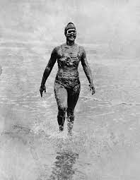 Gertrude Ederie First Woman To Swim Across The English Channel Covered In Lard And Petroleum To Protect Her From The Gertrude Ederle History Women In History