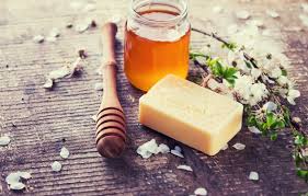 L'huile de coco reconstitue l'hydratation, tandis que le miel répare la peau écailleuse et desséchée. Les Bienfaits Du Miel Pour Le Visage Et Les Cheveux Beaute Cherie