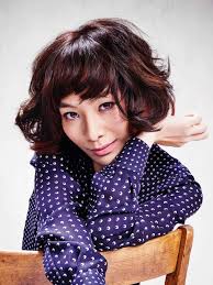 The hair is short and layered around the back and sides, and gets a little longer on the top. Layered Haircuts Hairstyles Our Top 25 Friseur Com