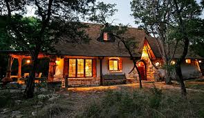 Ceva nu prea mare, maxim 6 camere, cu tot cu living, da nu foarte mari, 2 informativ : È™i A Construit Singur Casa Din Paie È™i Lut Adaptand O ReÈ›etÄƒ StrÄƒveche Adela Parvu Interior Design Blogger