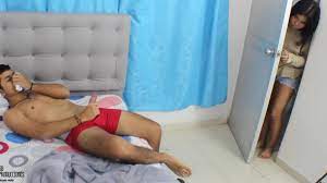 Meio-irmão pego cheirando a calcinha da meia-irmã adolescente HD phone wallpaper