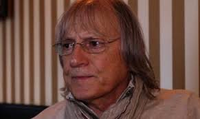 În 2008, susţinut de partidul ecologist, cântăreţul a candidat fără succes pentru un post de senator. Mihai Constantinescu Se Reface In Spital Wowbiz