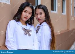 Chicas Lindas Y Jóvenes Que Usan El Estilo Coreano Japonés Escolar Uniforme  Posan a La Cámara Junto Con Diversión Y Feliz Delante Imagen de archivo -  Imagen de feliz, belleza: 218384671