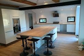 Grande Cuisine Blanche Avec Un Grand Ilot Central Pour Dejeuner En Famille Un Plan De Travail Cuisine Moderne Blanche Cuisine Blanche Et Bois Cuisine Blanche