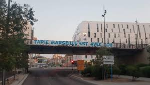 La police judiciaire de versailles ainsi que le parquet de melun, par la voix de la procureure ancien président de l'olympique de marseille puis ministre avant d'être inquiété puis condamné par la justice et de devenir comédien, bernard tapie se bat contre un. Courage Boss Spectaculaire Soutien A Bernard Tapie Dans Les Rues De Marseille Ladepeche Fr