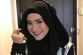 Ia menikah dengan karlie fu, jumat (5/2/2021). Manglingi 5 Potret Anyar Ikke Nurjanah Yang Kini Berhijab Matamata Com