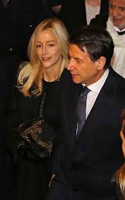 Gli scatti apparsi sui suoi profili social sono davvero super bollenti. Giuseppe Conte Anni Altezza Fidanzata Ex Moglie Figli Donnapop