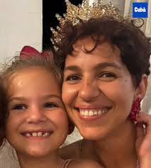 👉Aitana está acorralada por sus enemigas Roxana y Sandra. ¡Estas dos no le  dan tregua! Pero no hay que preocuparse, el mal siempre tiene su vuelta.  Nos hacen rabiar, pero hay que